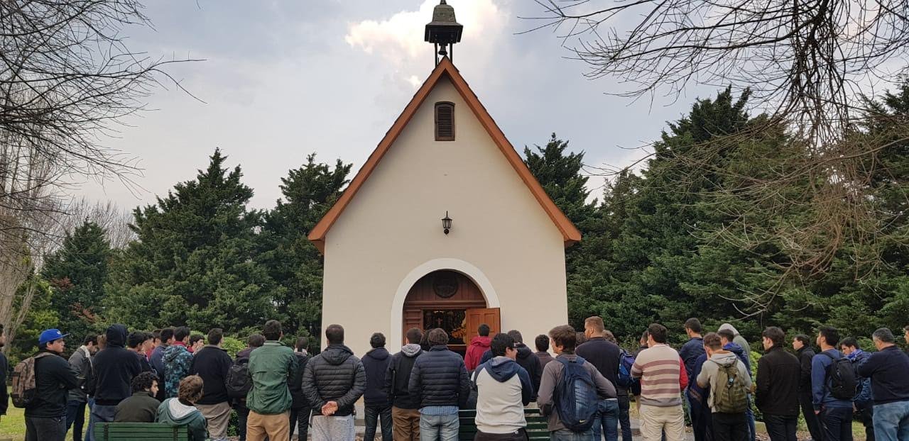 Santuario con jóvenes