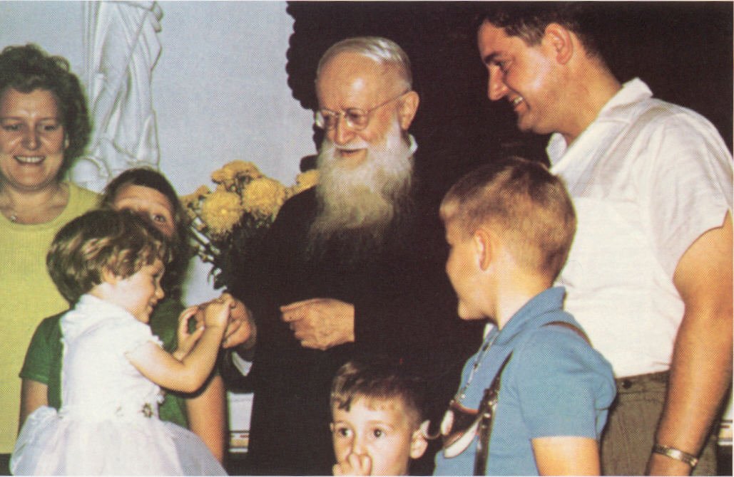 El P. Kentenich con familias y niños