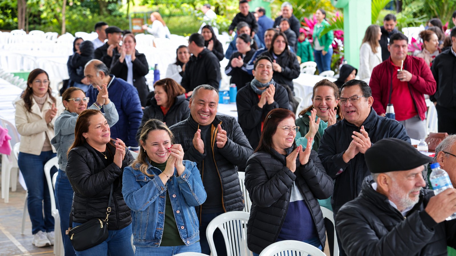 Celebración comunitaria entre aplausos y sonrisas